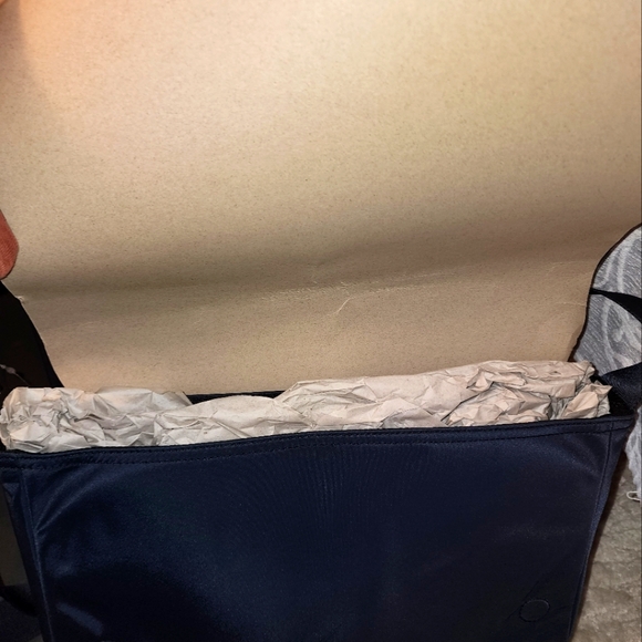 Michael Kors Men's Messenger Bag (NWOT) - Picture 4 of 4